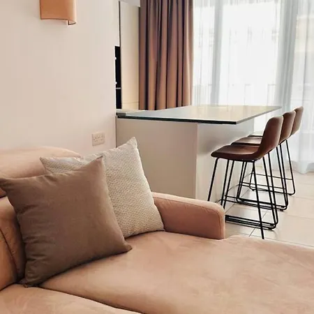 Opulent 2 Bedroom Short Walk From The Waterfront *