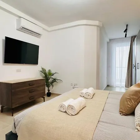 Opulent 2 Bedroom Short Walk From The Waterfront Appartamento