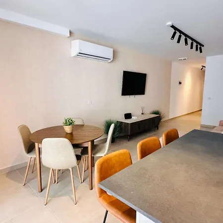 Opulent 2 Bedroom Short Walk From The Waterfront