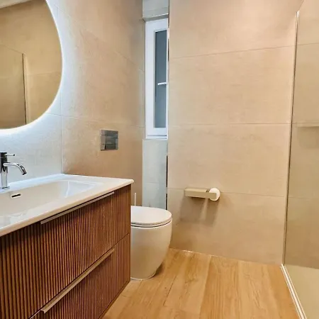 Opulent 2 Bedroom Short Walk From The Waterfront