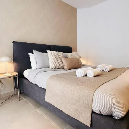 Opulent 2 Bedroom Short Walk From The Waterfront *