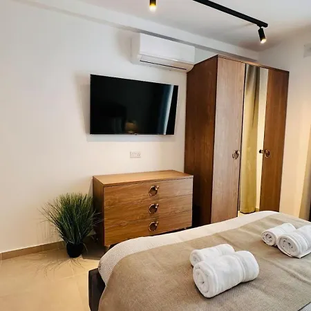 Opulent 2 Bedroom Short Walk From The Waterfront Sliema