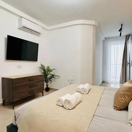 Opulent 2 Bedroom Short Walk From The Waterfront Sliema