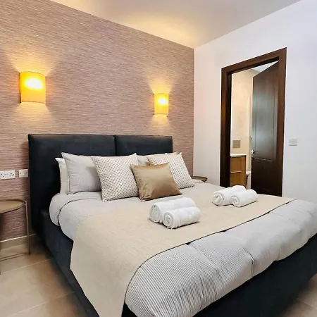 Opulent 2 Bedroom Short Walk From The Waterfront