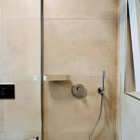 Opulent 2 Bedroom Short Walk From The Waterfront Appartamento Sliema