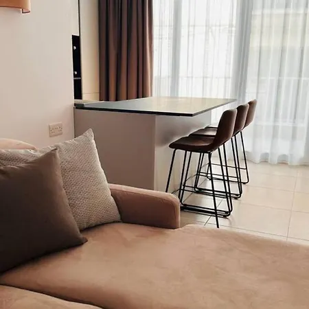 Opulent 2 Bedroom Short Walk From The Waterfront * Sliema