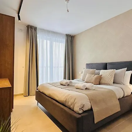 Opulent 2 Bedroom Short Walk From The Waterfront *