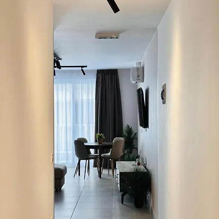 Opulent 2 Bedroom Short Walk From The Waterfront