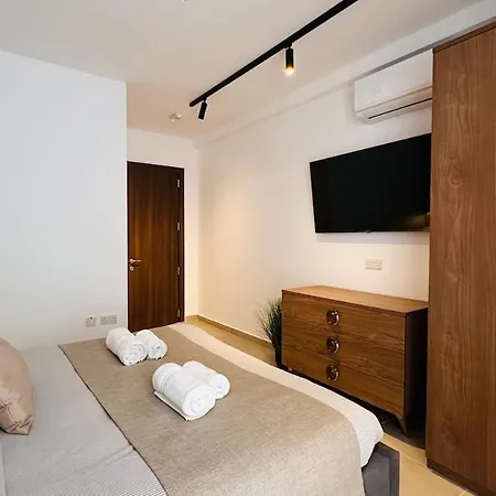 Opulent 2 Bedroom Short Walk From The Waterfront Appartamento