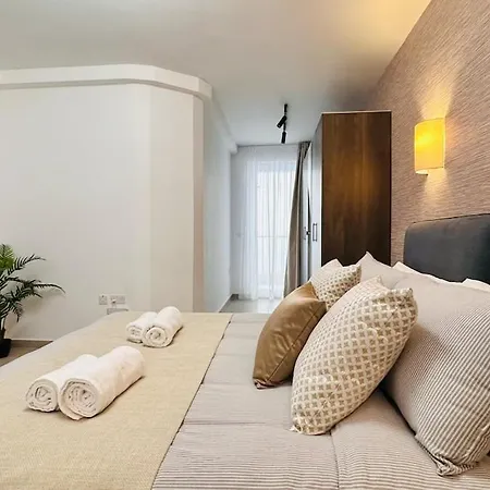 Opulent 2 Bedroom Short Walk From The Waterfront Lägenhet Sliema