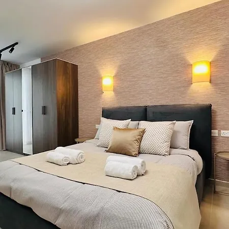 Opulent 2 Bedroom Short Walk From The Waterfront