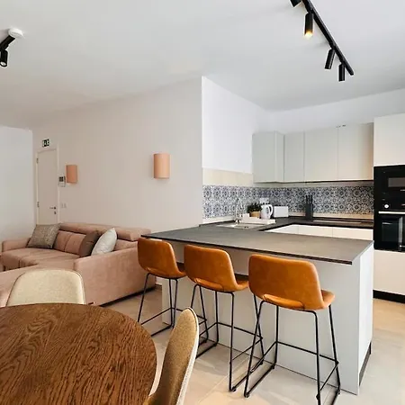 Opulent 2 Bedroom Short Walk From The Waterfront