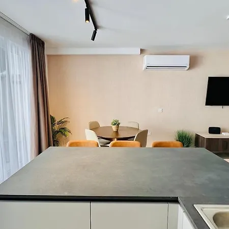 Opulent 2 Bedroom Short Walk From The Waterfront Appartamento
